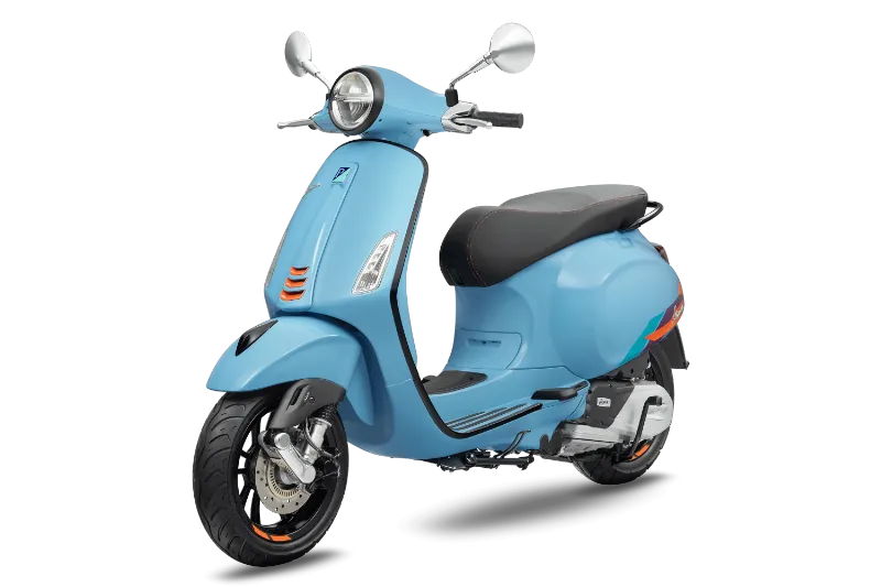 Hình ảnh xe Vespa Primavera 50cc màu trắng với thiết kế thanh lịch trên đường phố Việt Nam